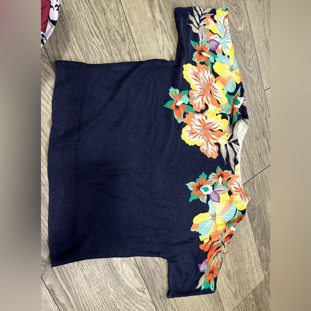 Talbots Floral Polo Shirt with White Collar💙🪷 - Picture 8 of 12